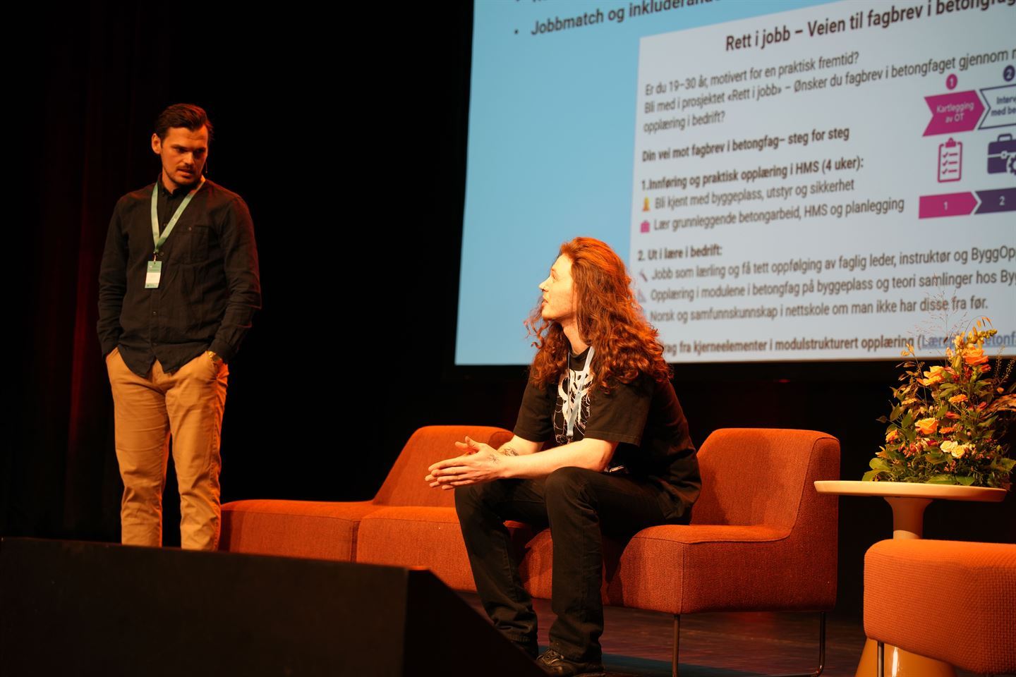 foto av to menn på ei scene