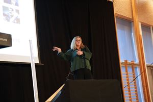 foto av dame på ein scene