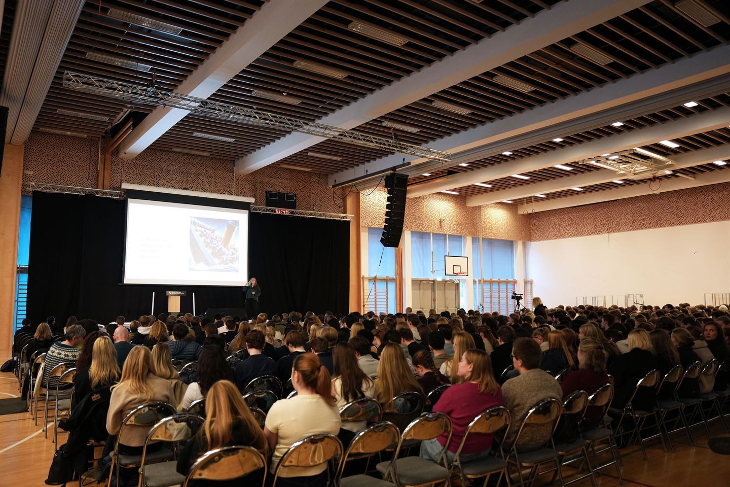 foto av sal med mange personar