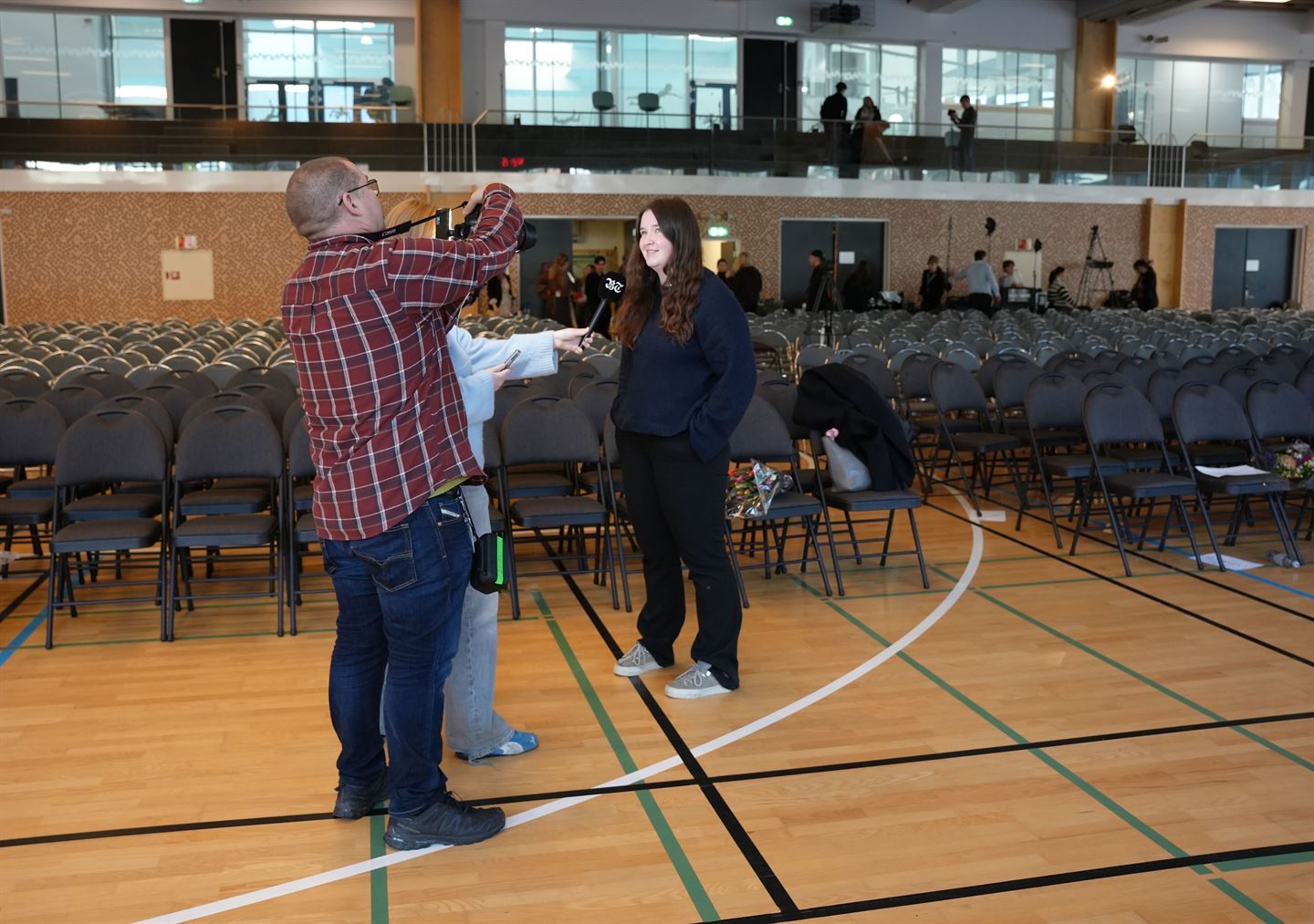 foto av ei jente som vert inervjua av media