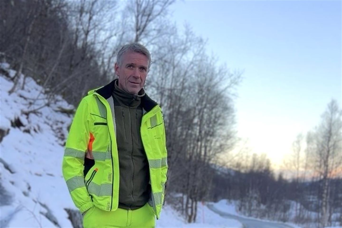 Ein mann med gul refleksjakke