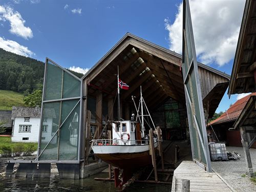 Fartøyet MK Sjøgutt som blir sjøsatt ved Hardanger fartøyvernsenter.