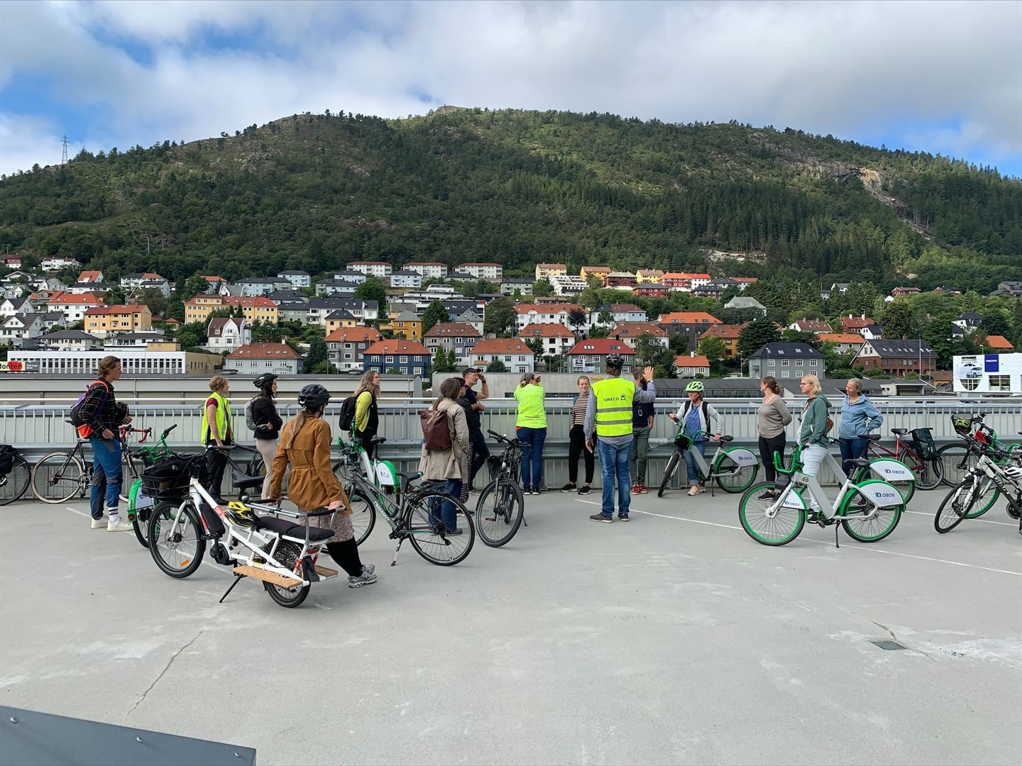foto av folk som er på sykkeltur i Bergen og har teke ein pause