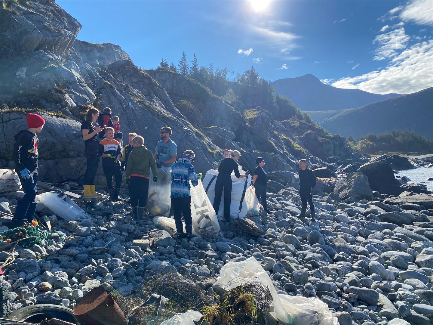 Plastrydding/rydding i strandsona.