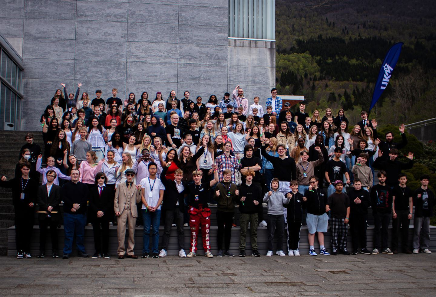 Deltakarane på UKM 2025 utanfor Operahuset på Nordfjordeid.