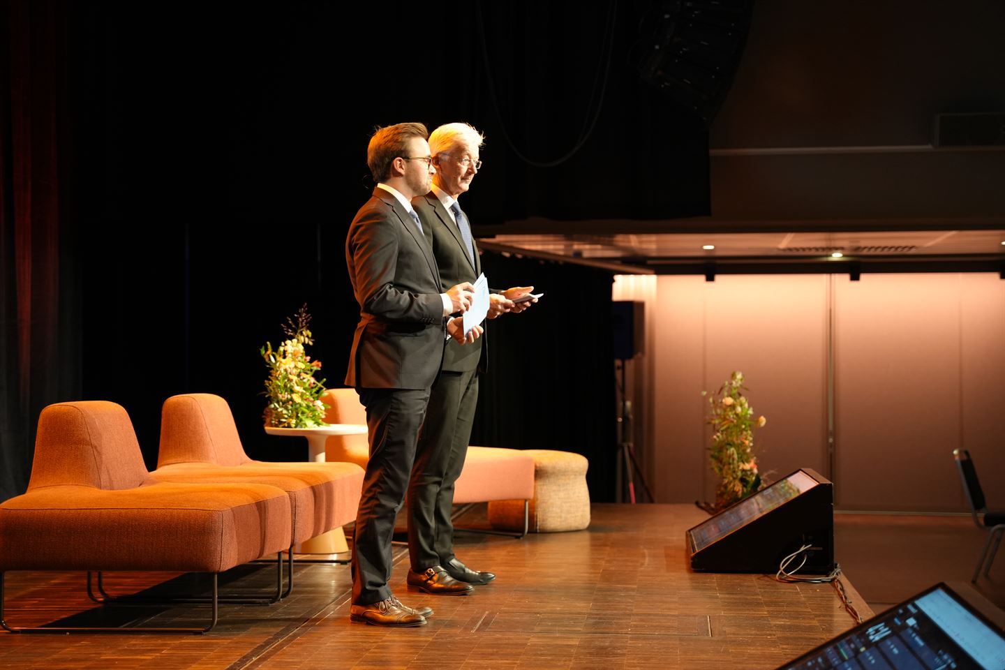 foto av to personar på ei scene