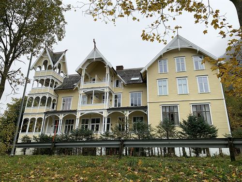 Villa Visnes, eit stort, gamalt trebygg i Stryn. Tidlegare hotell.