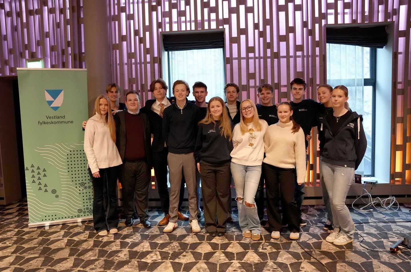 foto av mange personar som står saman