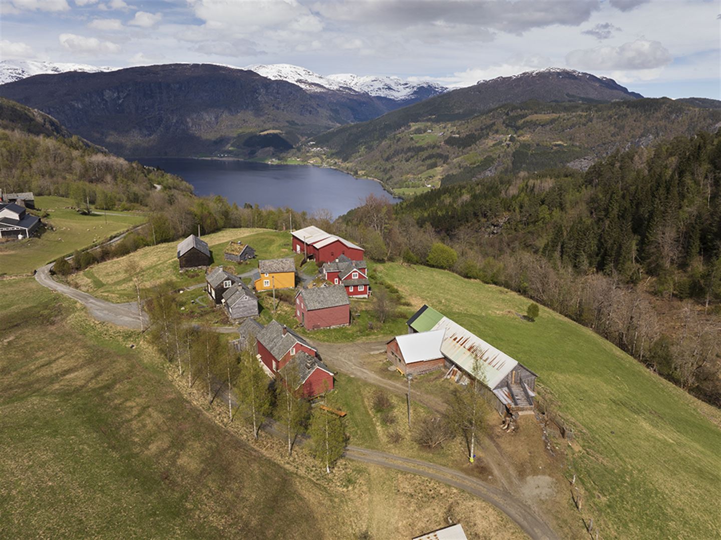 Dronefoto av klyngjetunet Ystås i Voss herad.