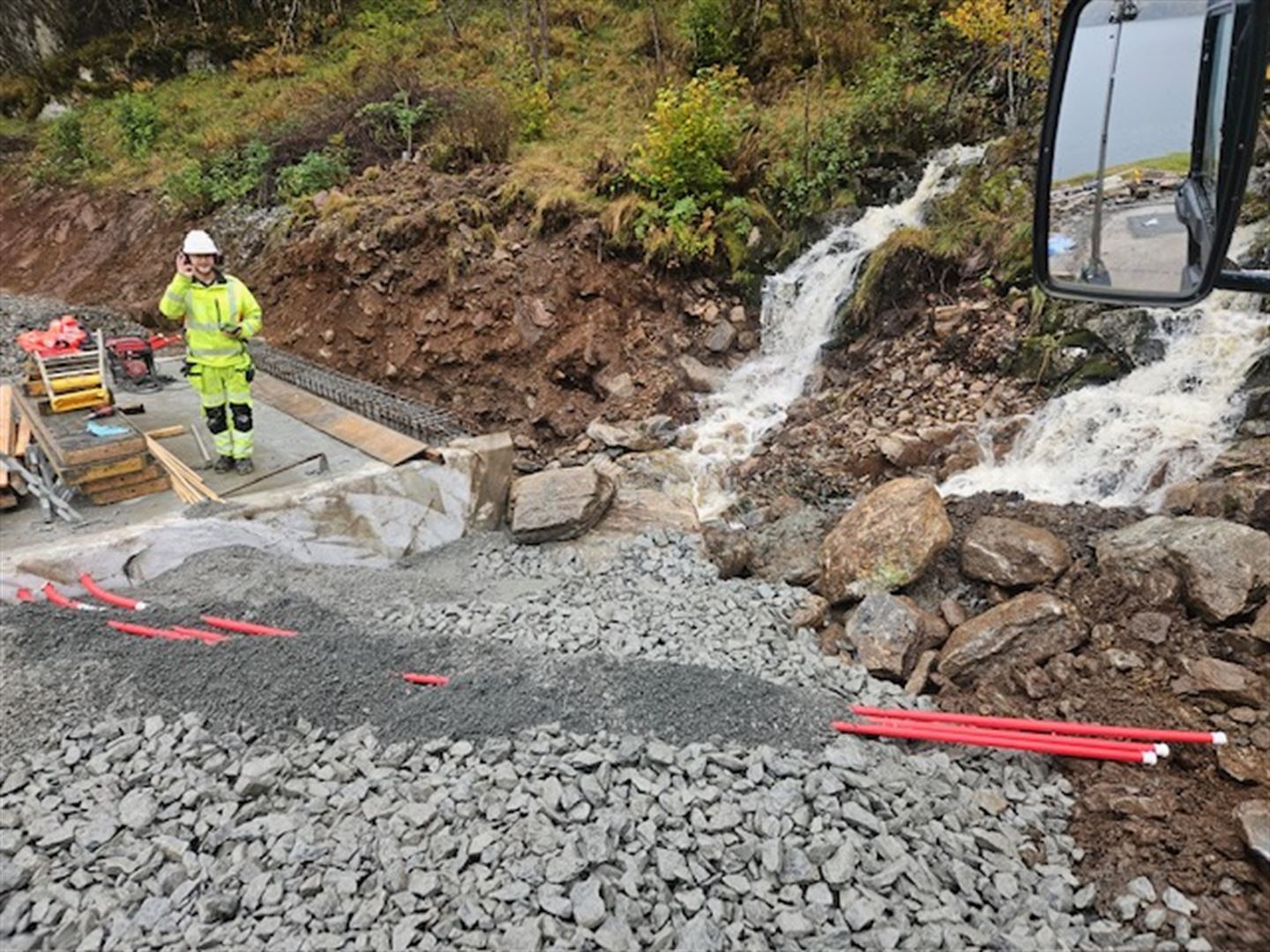 NØGD: Kontrollingeniør Frede Fjøsne i Vestland fylkeskommune er godt nøgd med gjennomføringa av bruskiftet.(Foto: Jørn Inge Egge/Ottar Dvergsdal AS)