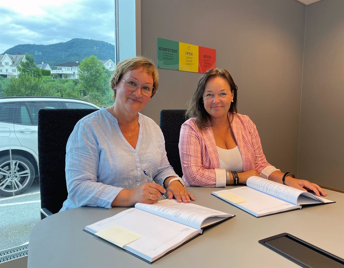 VEGKONTRAKT: Avdelingsdirektør infrastruktur og veg, Dina Lefdal, og dagleg leiar i Lesja Bulldozerlag, Ann-Kathrin Storhaug Von Rappe signerte kontrakt på vegdelen av bruprosjektet i Solund. 