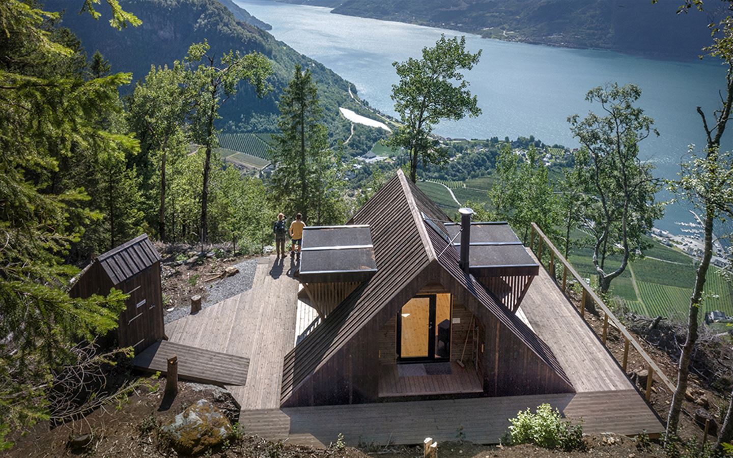 Dagsturhytta Hovdakruno i Lofhus med utsikt til Fjorden