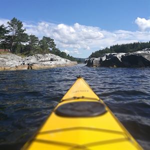 foto teke frå ein gul kajakk ute på sjøen