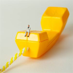 miniatyrmodell sitter på gul telefonrør