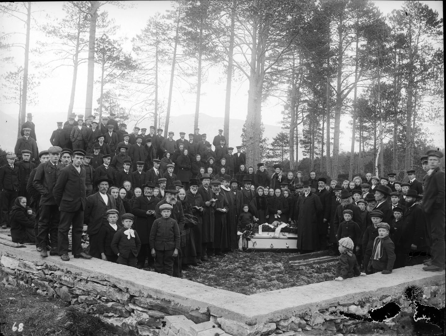 Gravferd Nordfjord tidlig 1900-tal. Stor folkemengde.