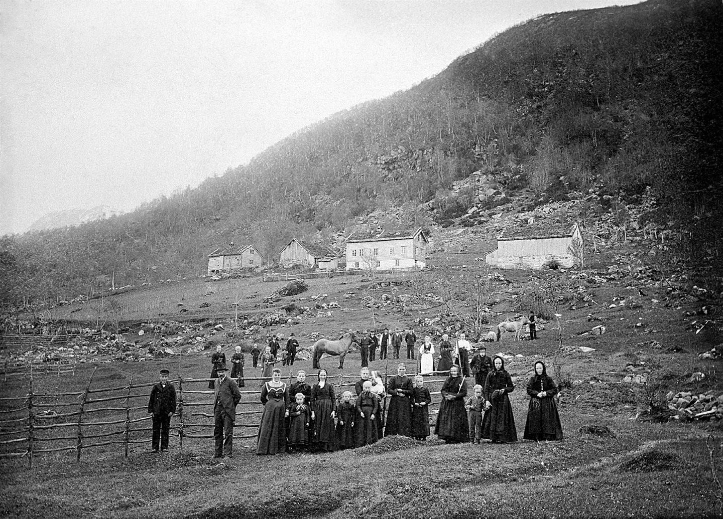 Bugjerde i 1903, like før nokre av familien skal reise til Amerika for godt. Mange har samla seg for å ta farvel.