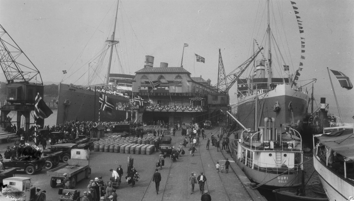 Den Norske Amerikalinjes STAVANGERFJORD (t.v.) og BERGENSFJORD, som gikk i direkte rute mellom Bergen og New York, ved Skoltegrunnskaien i 1926.
Bilde: Universitetsbiblioteket i Bergen, Atelier KK.