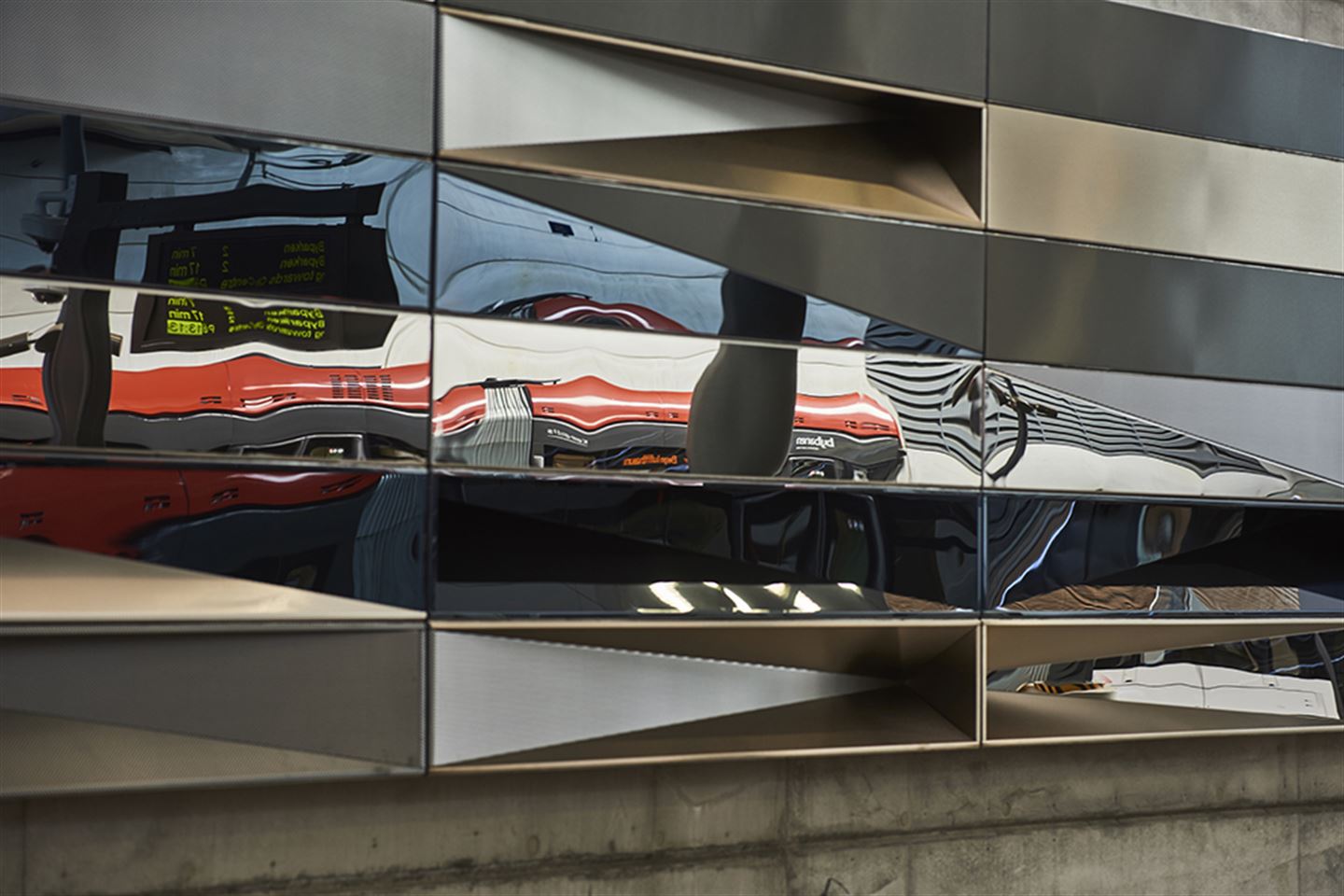 foto av kunstverket Modulære refleksjoner på bybanestoppet på Flesland. Det er vegg av speglar i ulike vinklar.