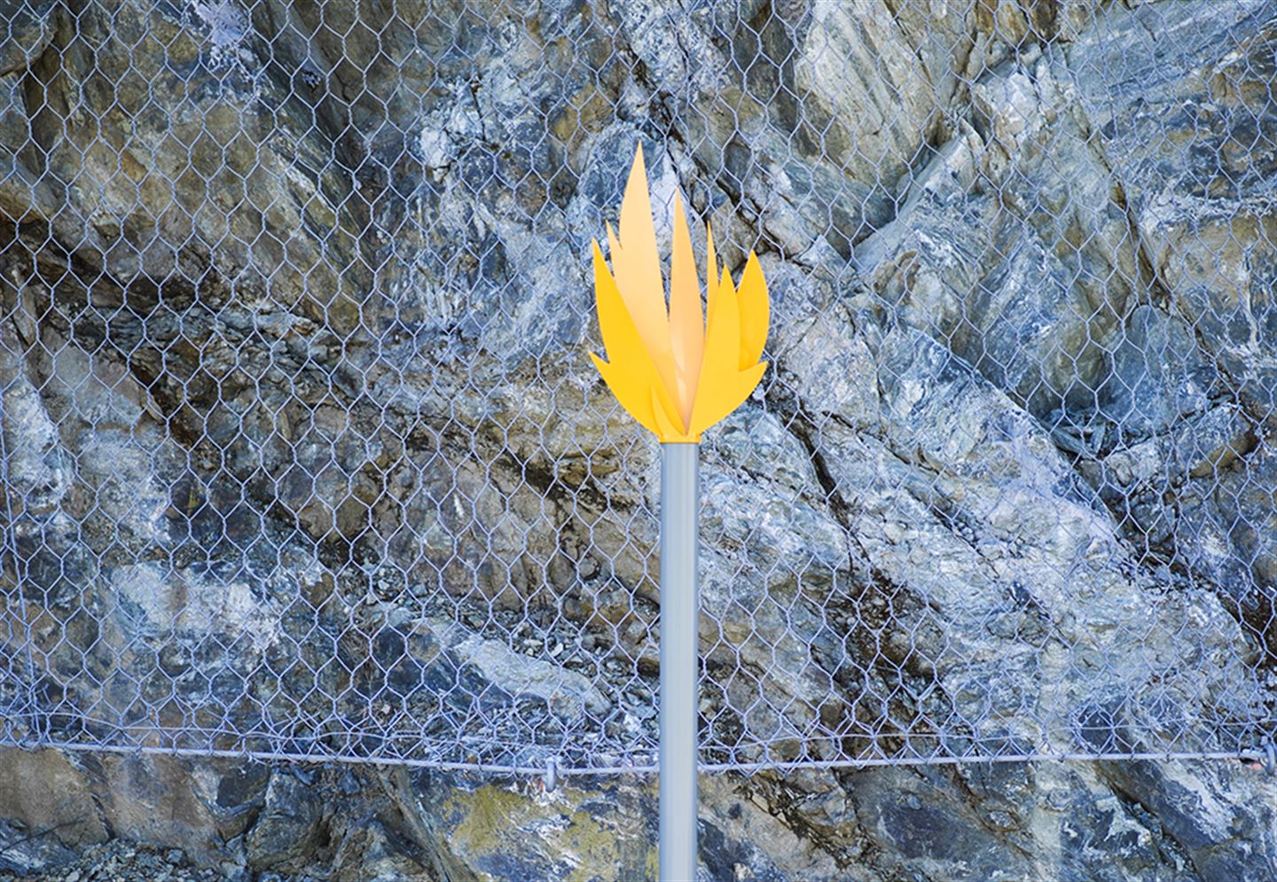 foto av kunstverket Olje-Norge langs bybanetraseen. Det er ein gul figur festa øvst på ein stolpe.