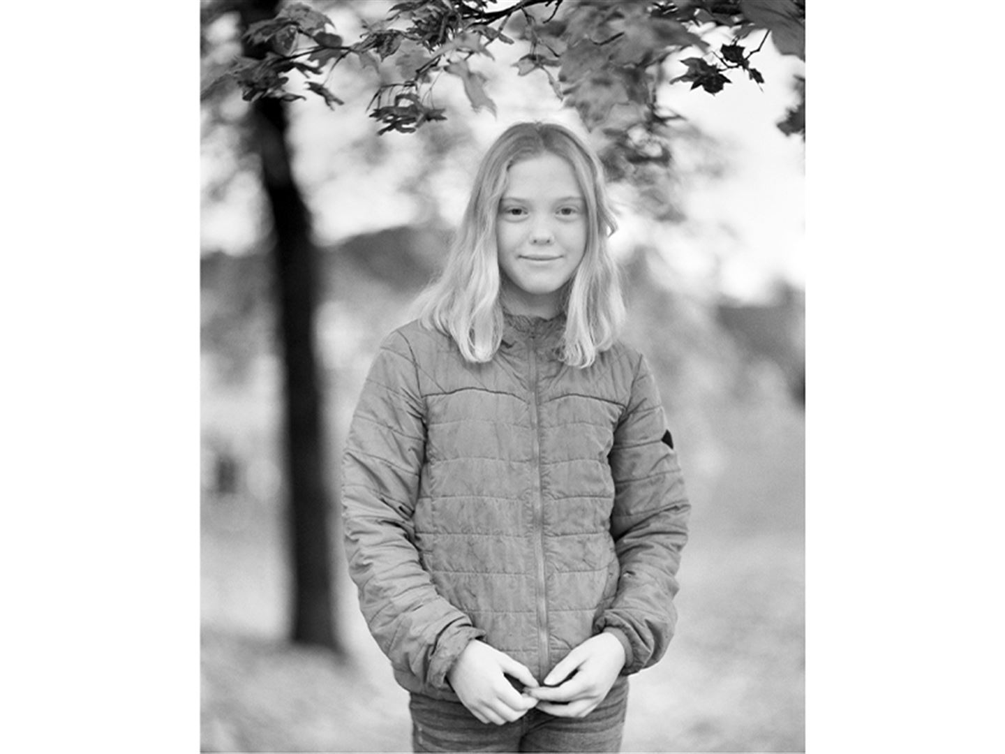 svart-kvitt-foto av ung jente