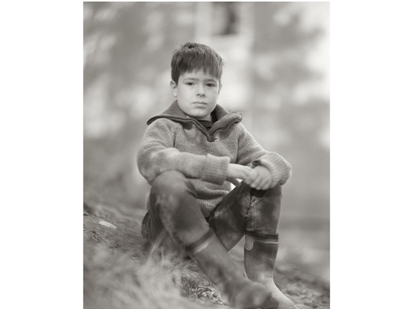 svart-kvitt-foto av gut som sit ute på berg i skogen