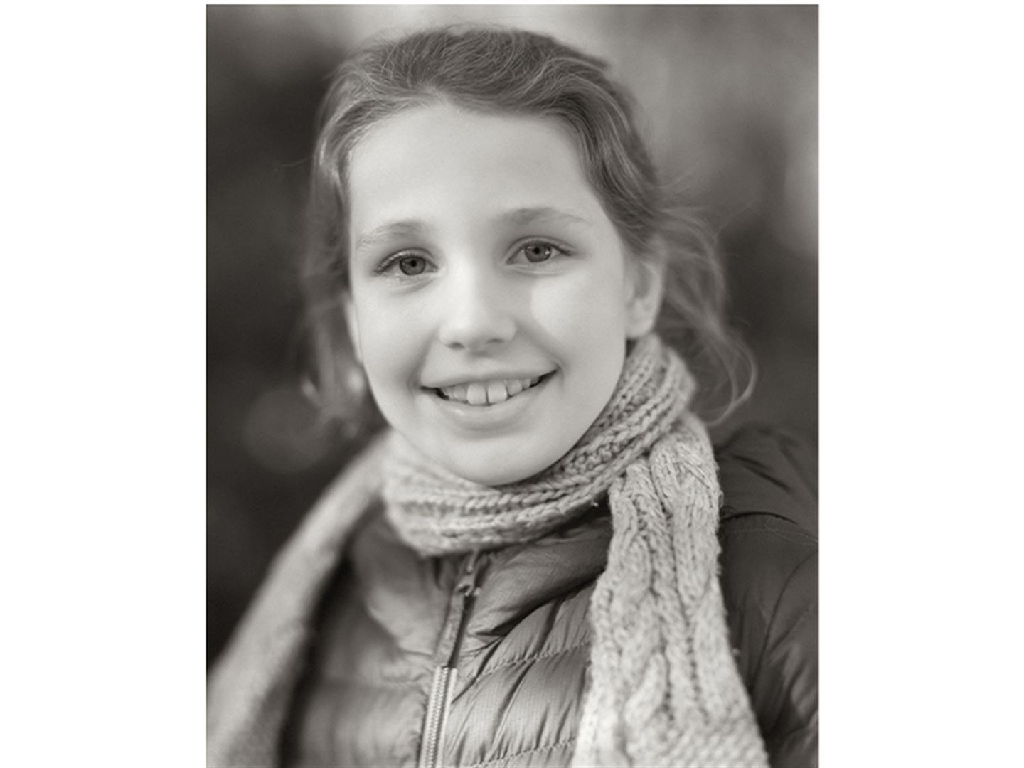 svart-kvitt-foto av ung jente med skjerf
