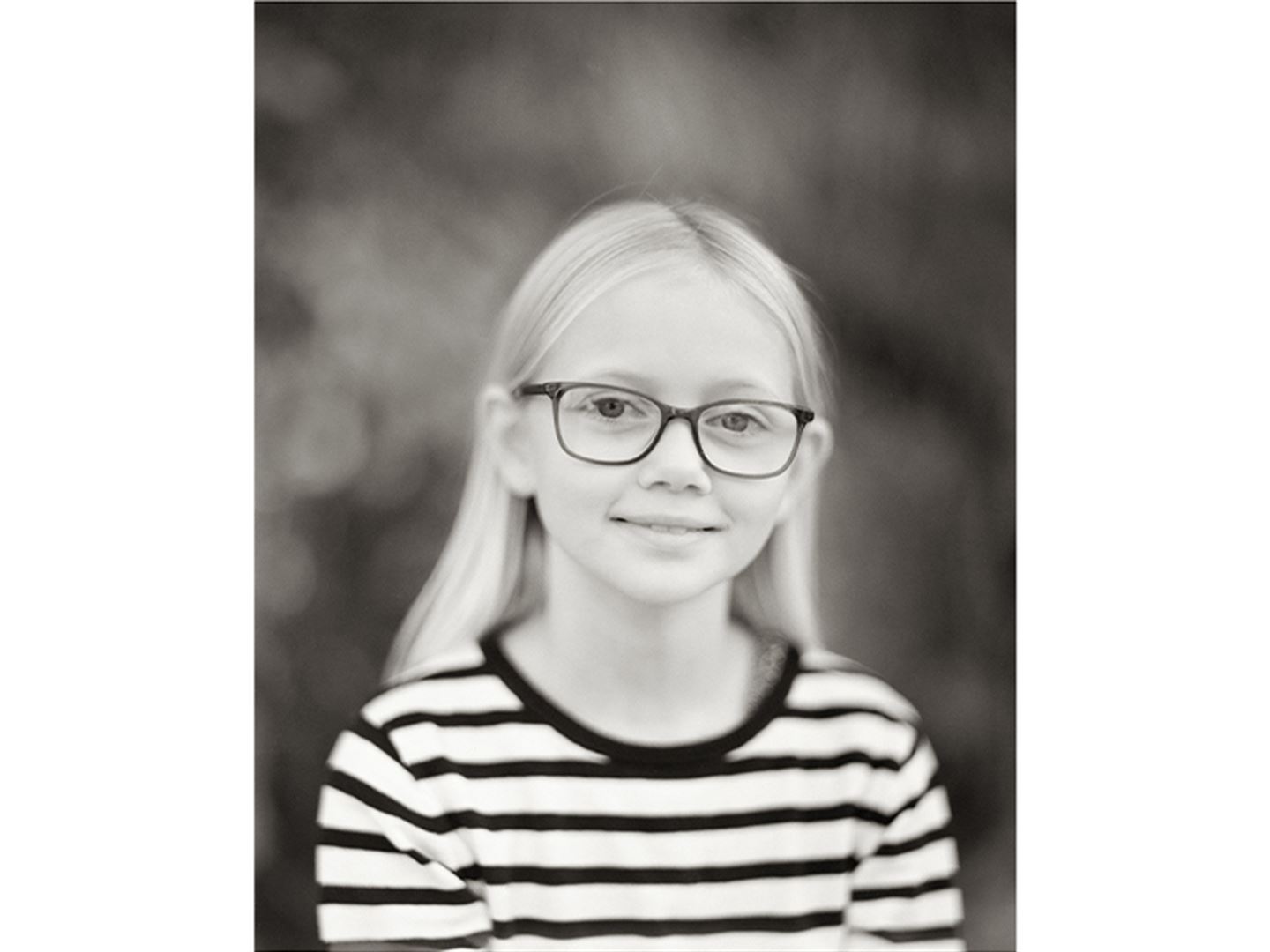 svart-kvitt-foto av jente med briller