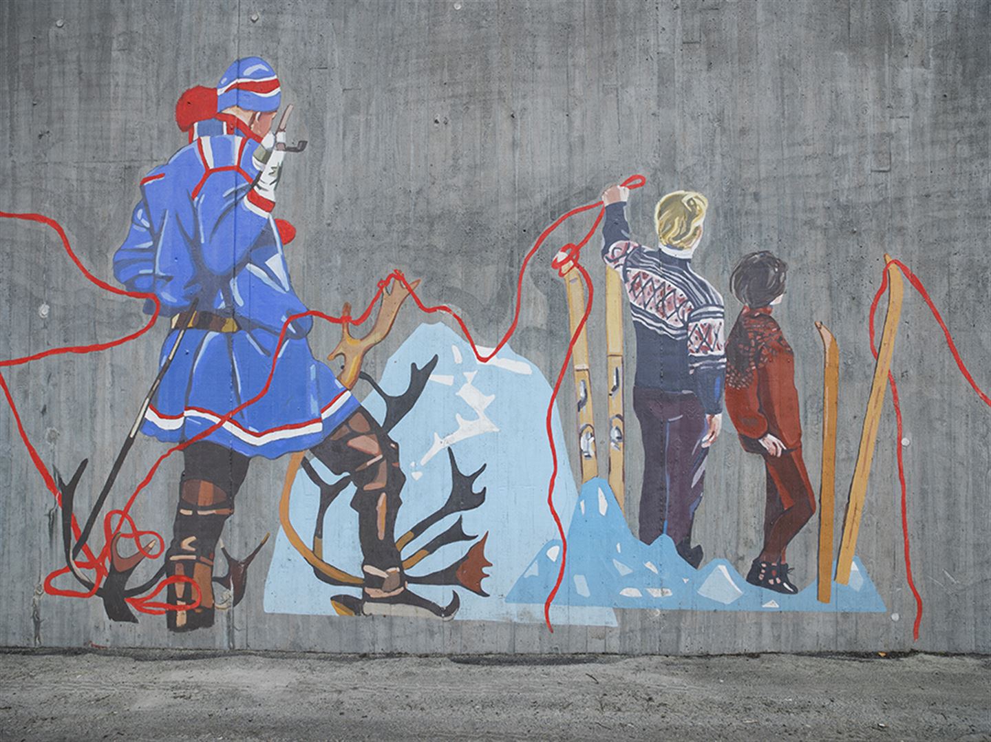 Foto avkunstverket 1: 1 000 483 langs bybanetraseen. Kunstverket er målt på betong og syner eit menneske i samedrakt, gevir, fleire andre menneske og ski.