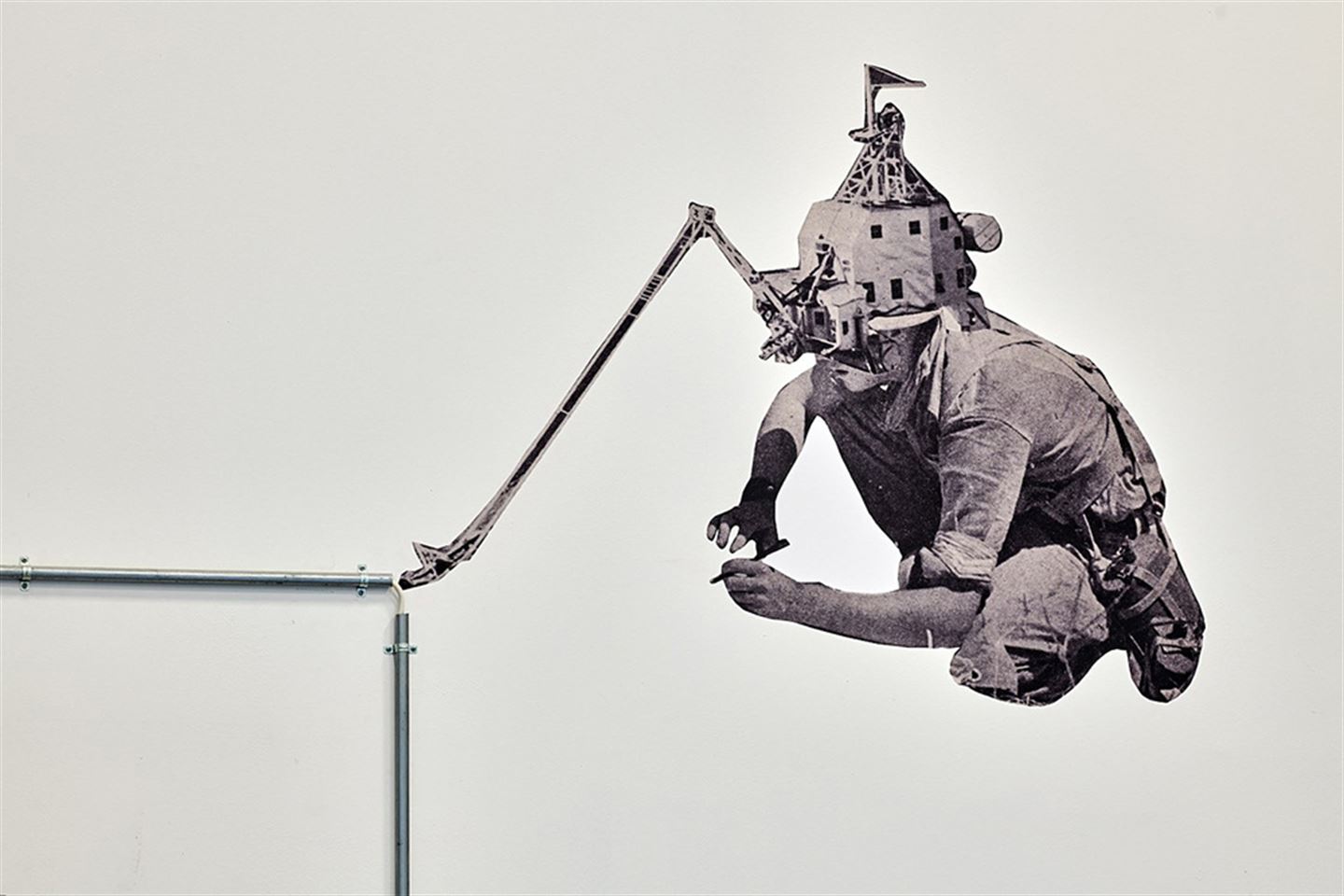 foto av kunstverk i verkstadhallen for byggfag ved Åsane vgs.