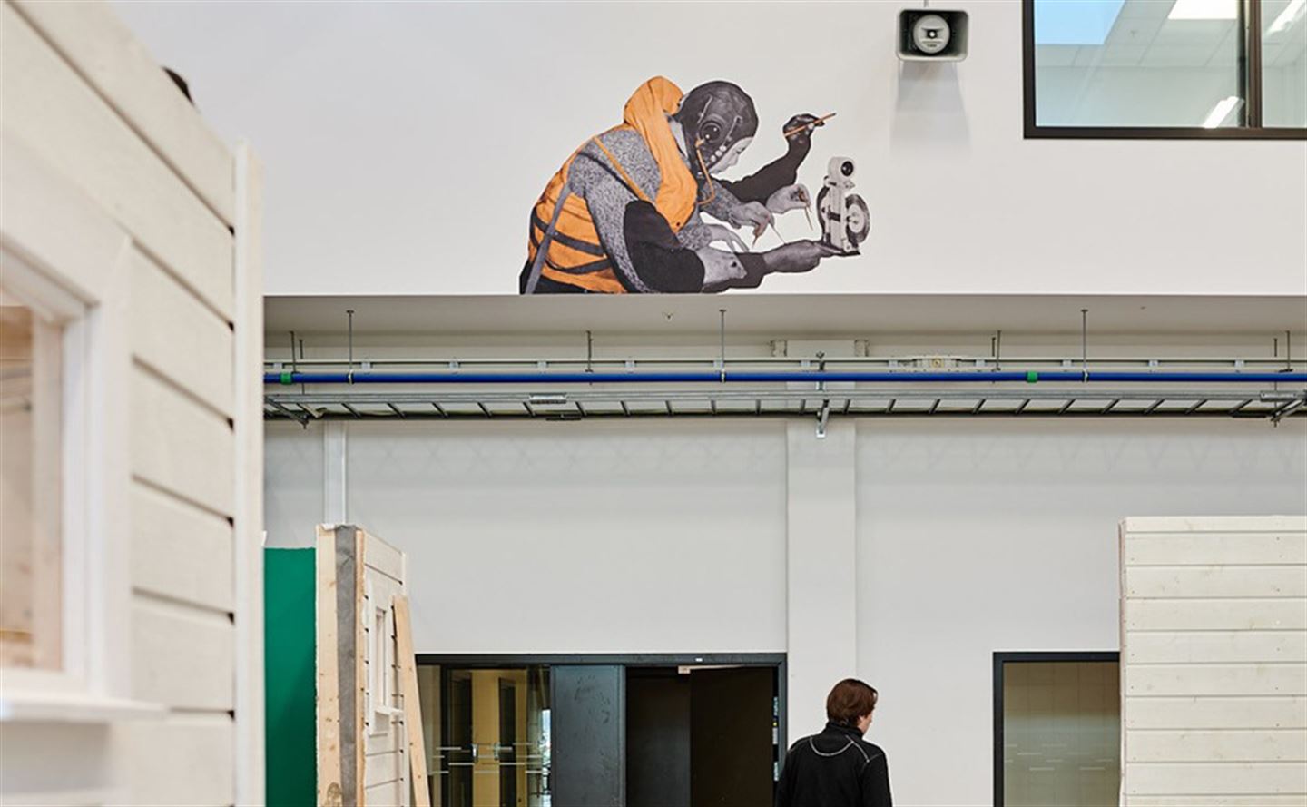 foto av kunstverk i verkstadhallen for byggfag ved Åsane vgs.