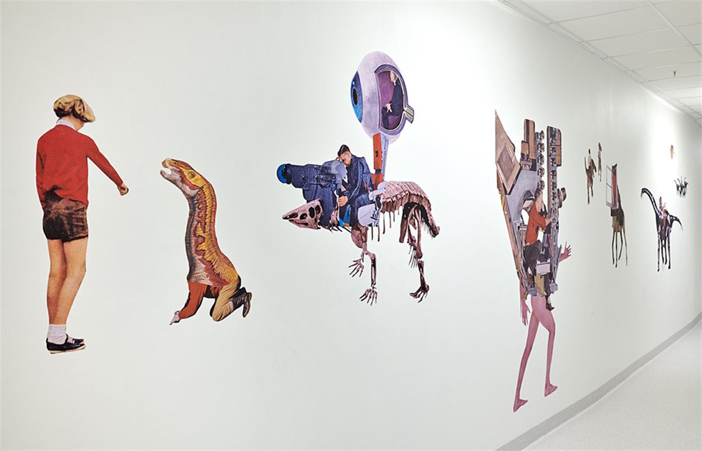 foto av vegg med ulike kunstverk på Åsane vgs.