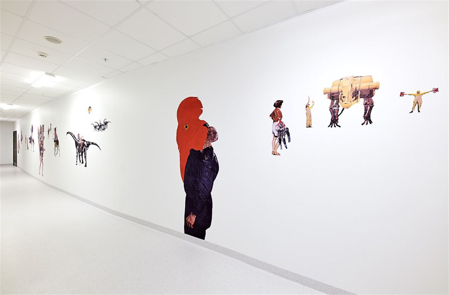 foto av vegg med ulike kunstverk på Åsane vgs.