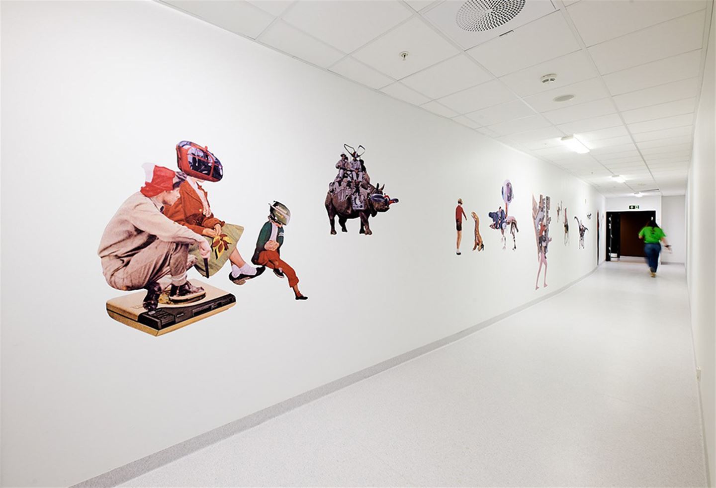 foto av vegg med ulike kunstverk på Åsane vgs.