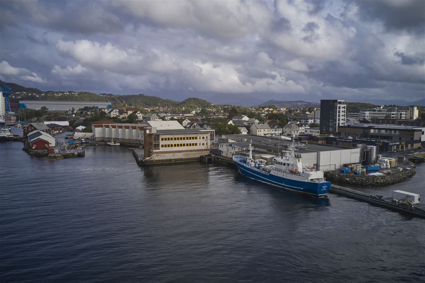 Fiskebåt ved industrikai 