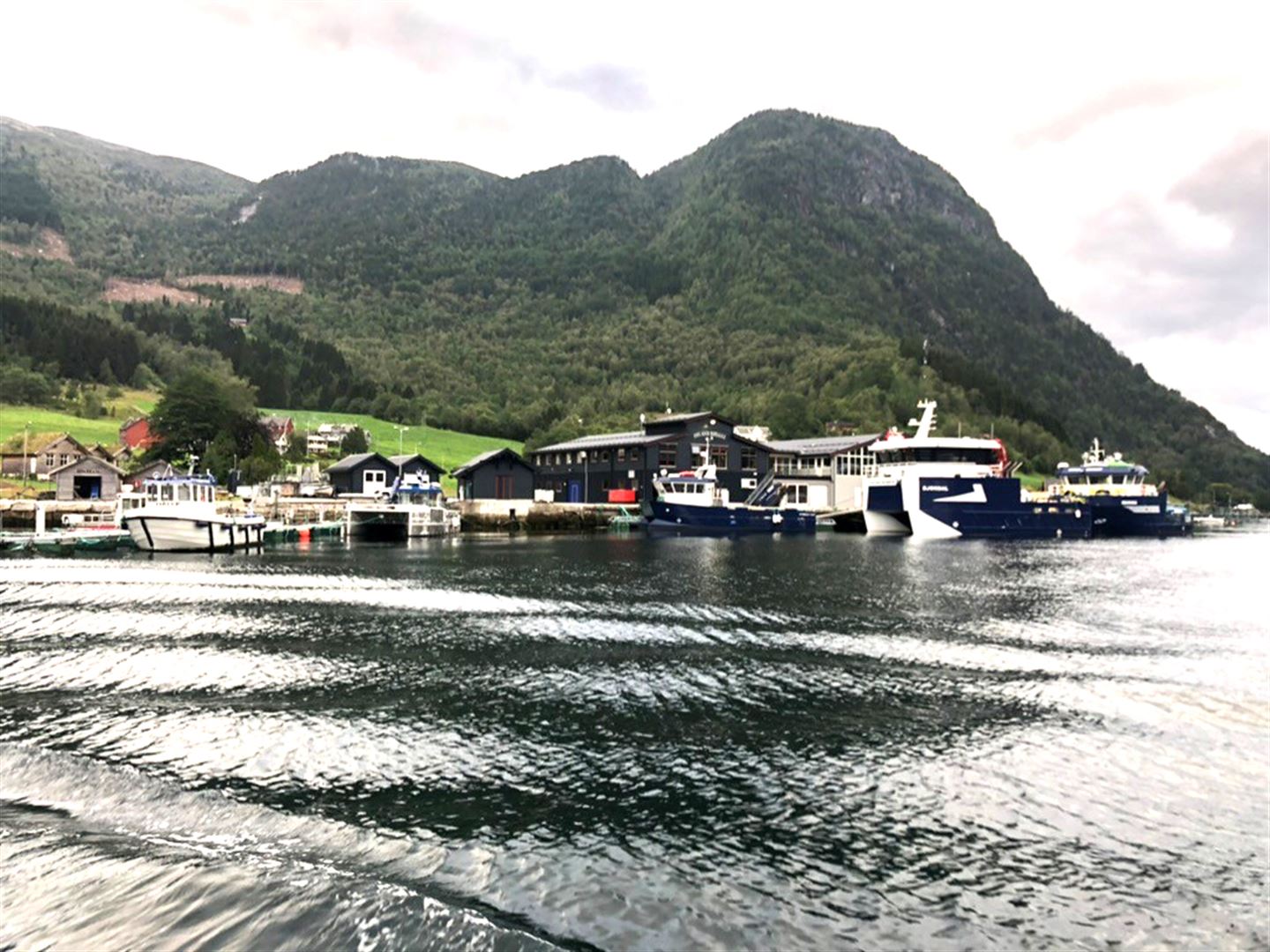 foto av havbruk, med sjø og fjell