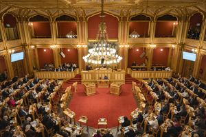 Stortingssalen med representantar