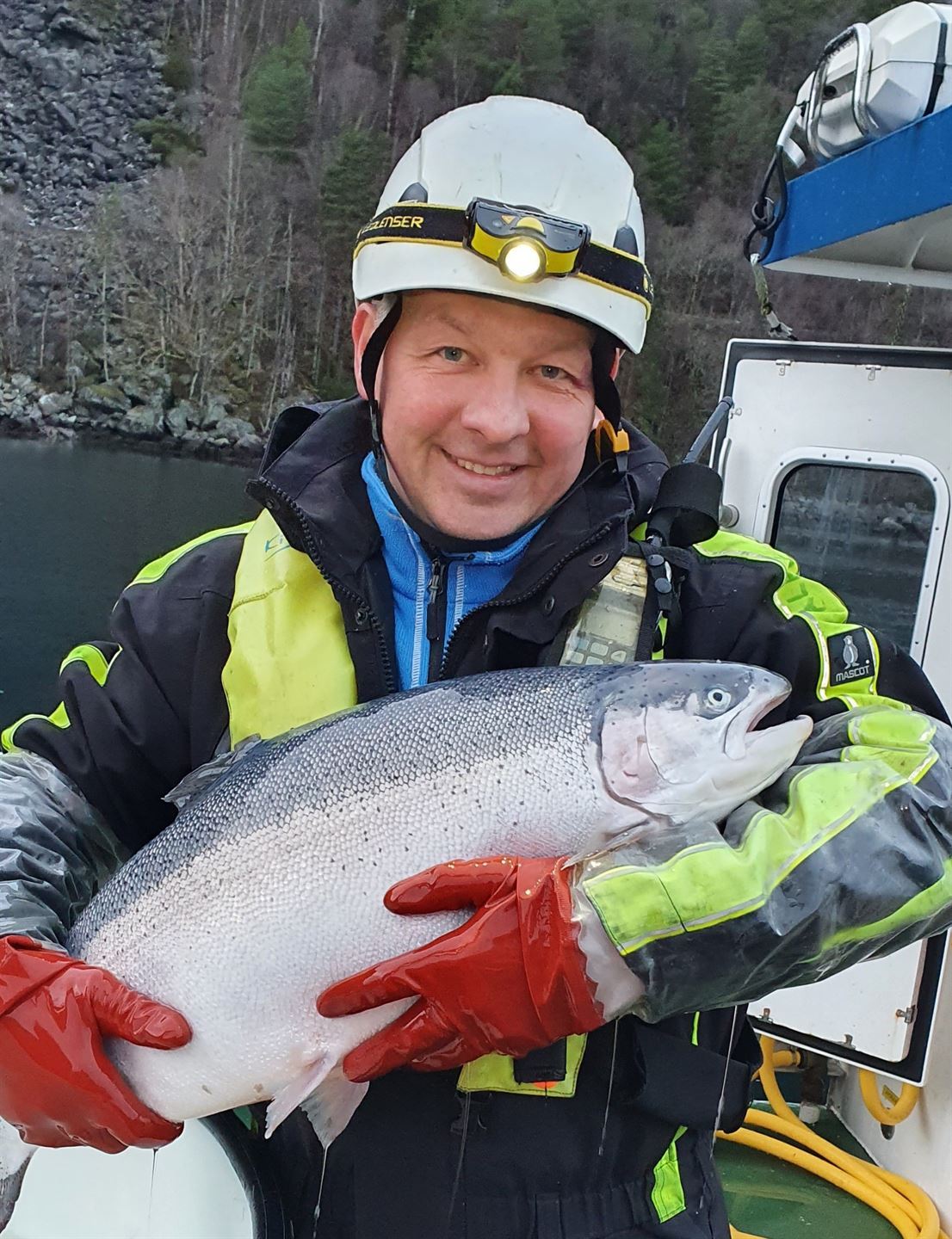 foto av mann med stor fisk i hendene