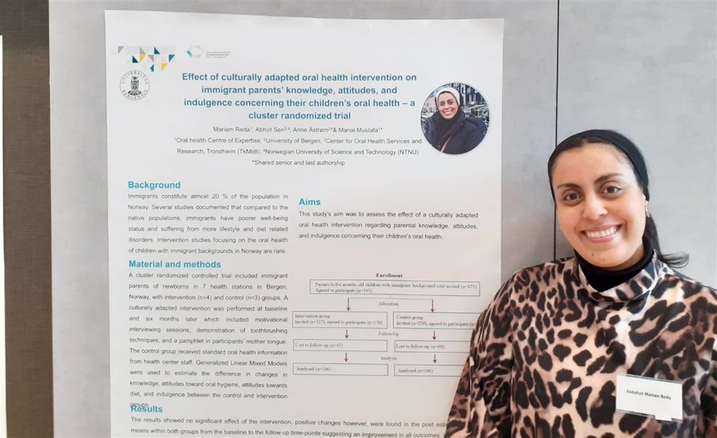 Bilde av stipendiat Mariam Reda ved sin poster på Nettverkskonferansen 2024.