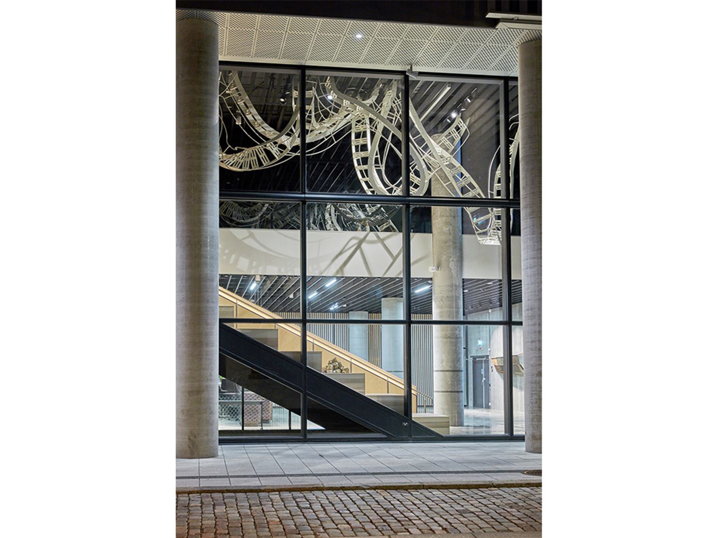 Kunstverk i taket over trapp i Vestlandshuset, sett utanfrå.