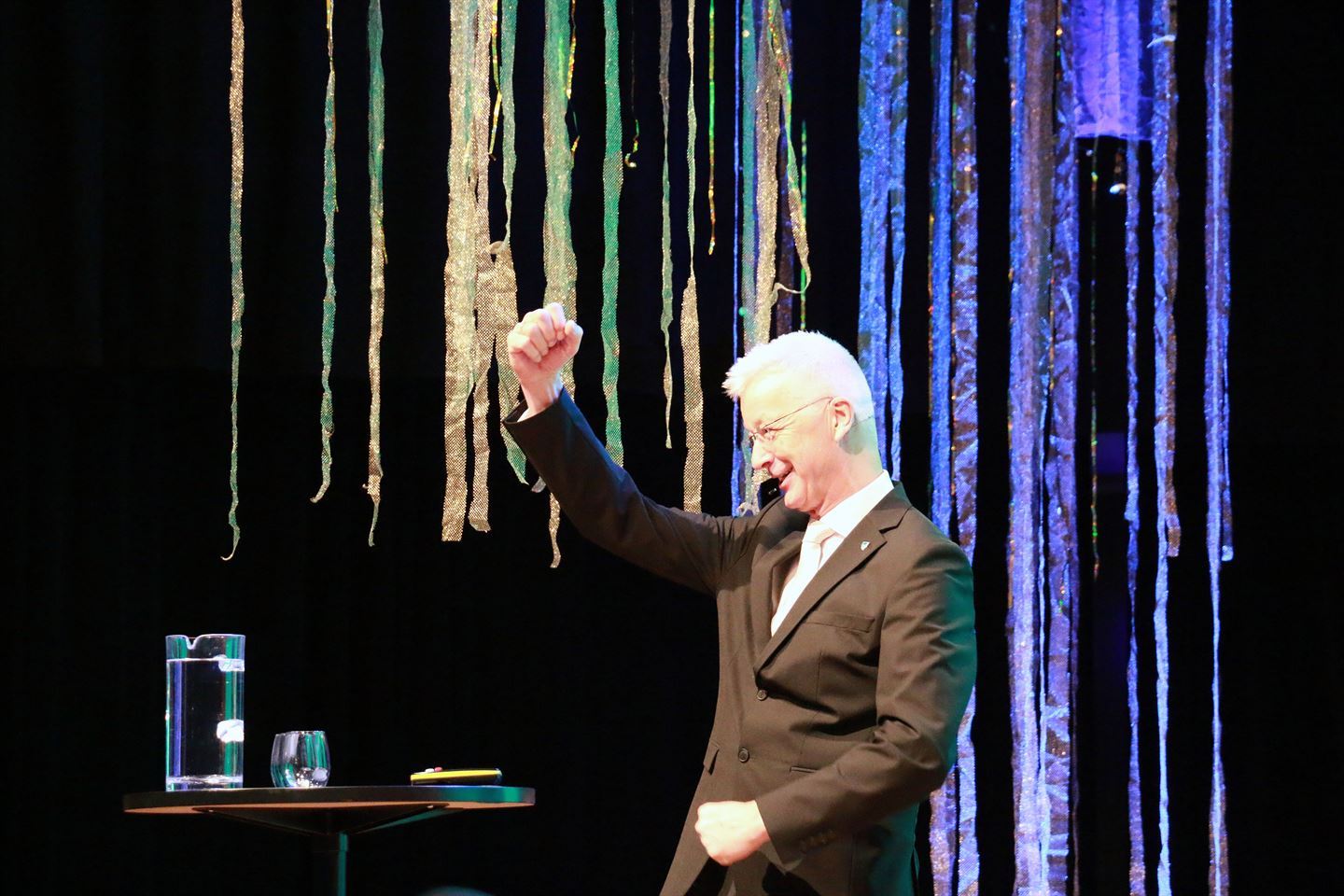 foto av jon askeland på scenen