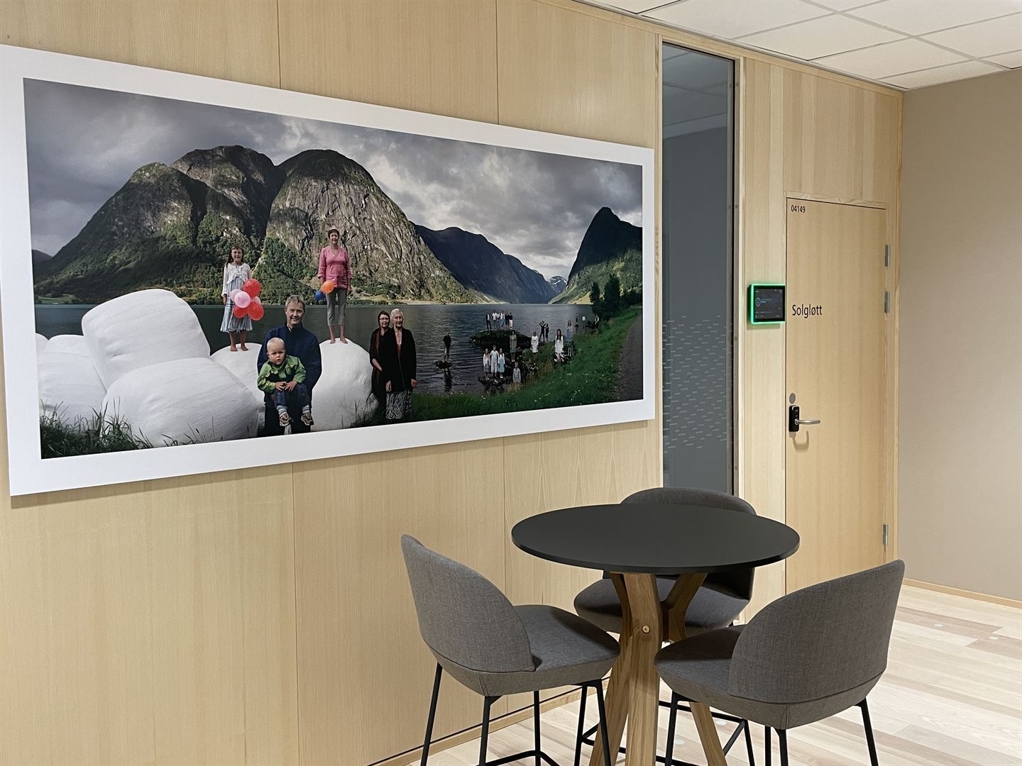 sittegruppe med foto på veggen