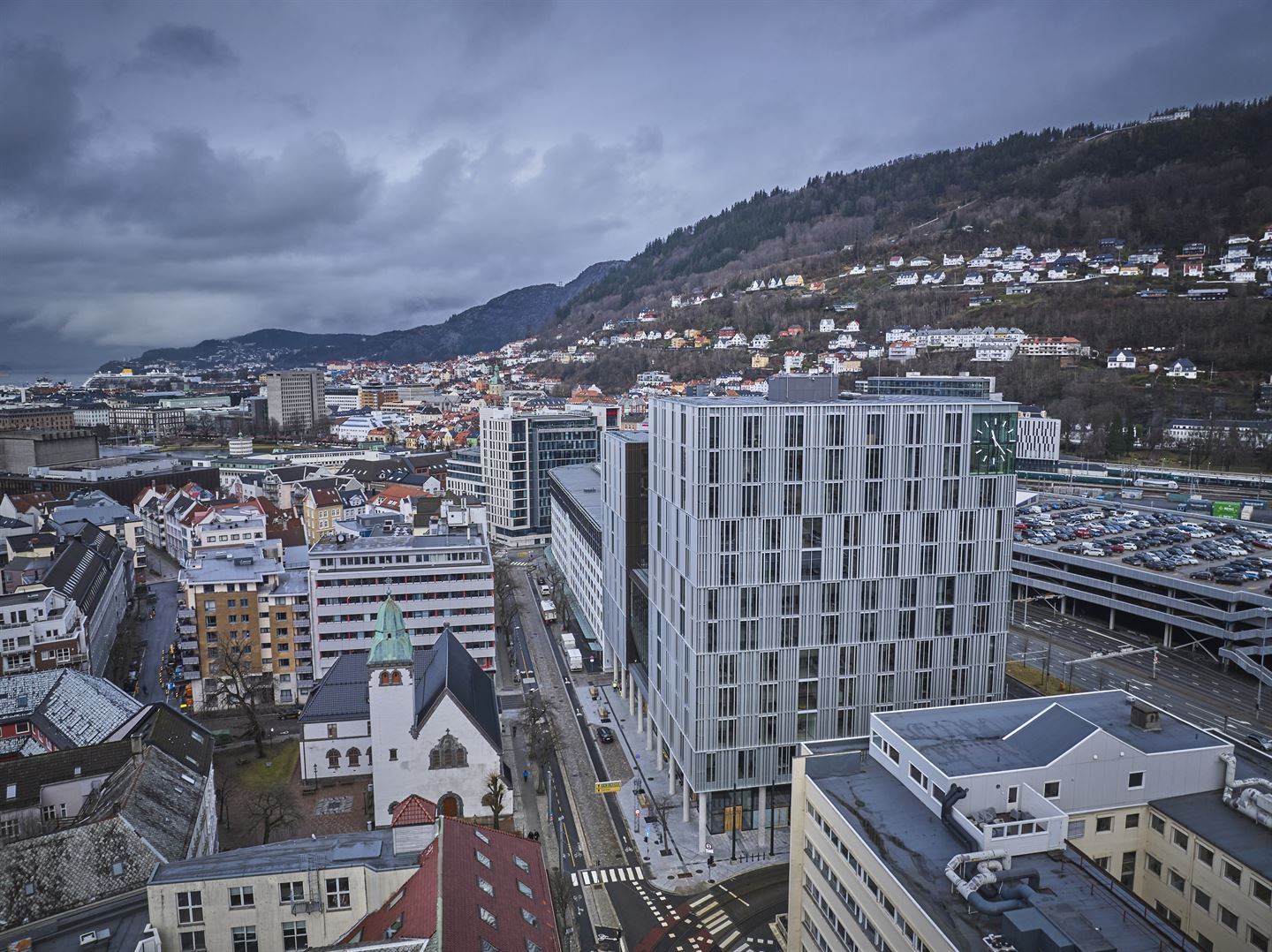 Oversiktsbilde av det nye fylkeshuset. Viser det sørlege tårnet nærmast og bergen sentrum og Fløyen i bakgrunnen. 