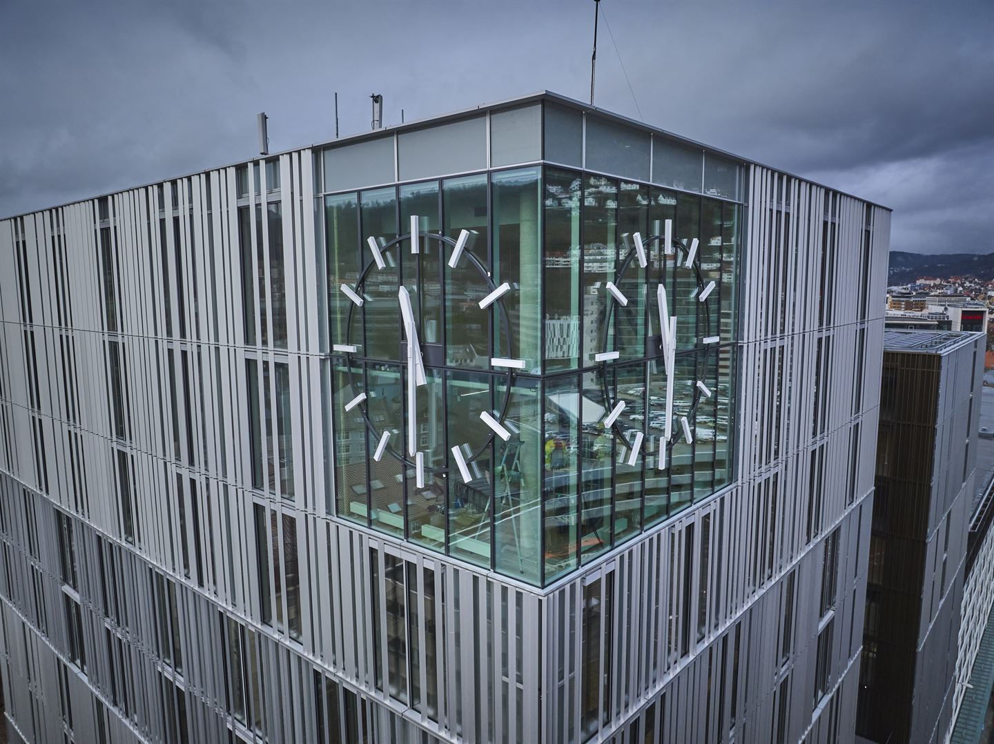 to klokker på fasaden av Vestlandshuset