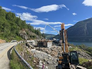 NES BRU: Gamlebrua var i dårleg stand, og skal no byttast ut.