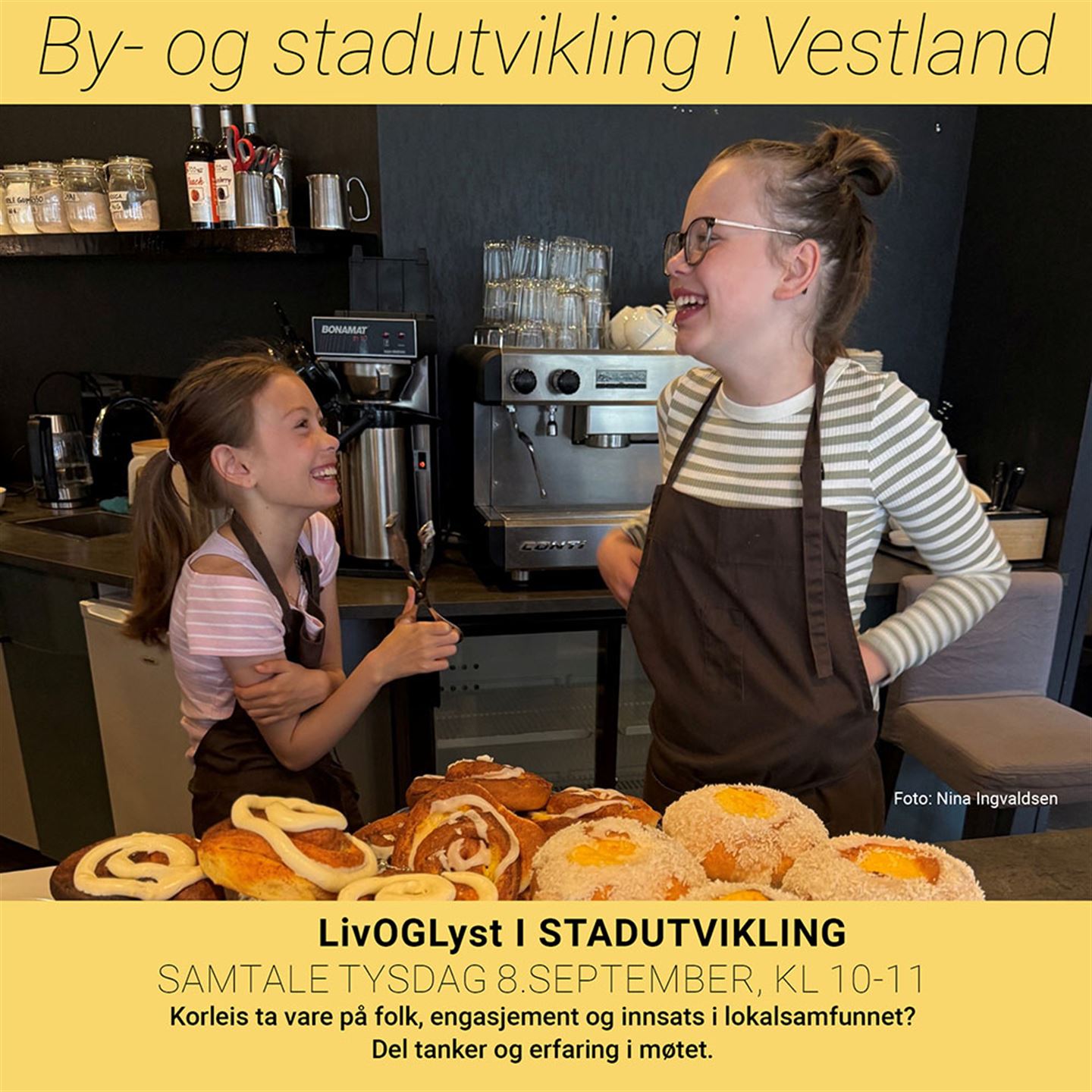 To jenter i samtale bak disken i ein kafe, med ymse bollar i framkant og ei kaffimaskin bak. 
