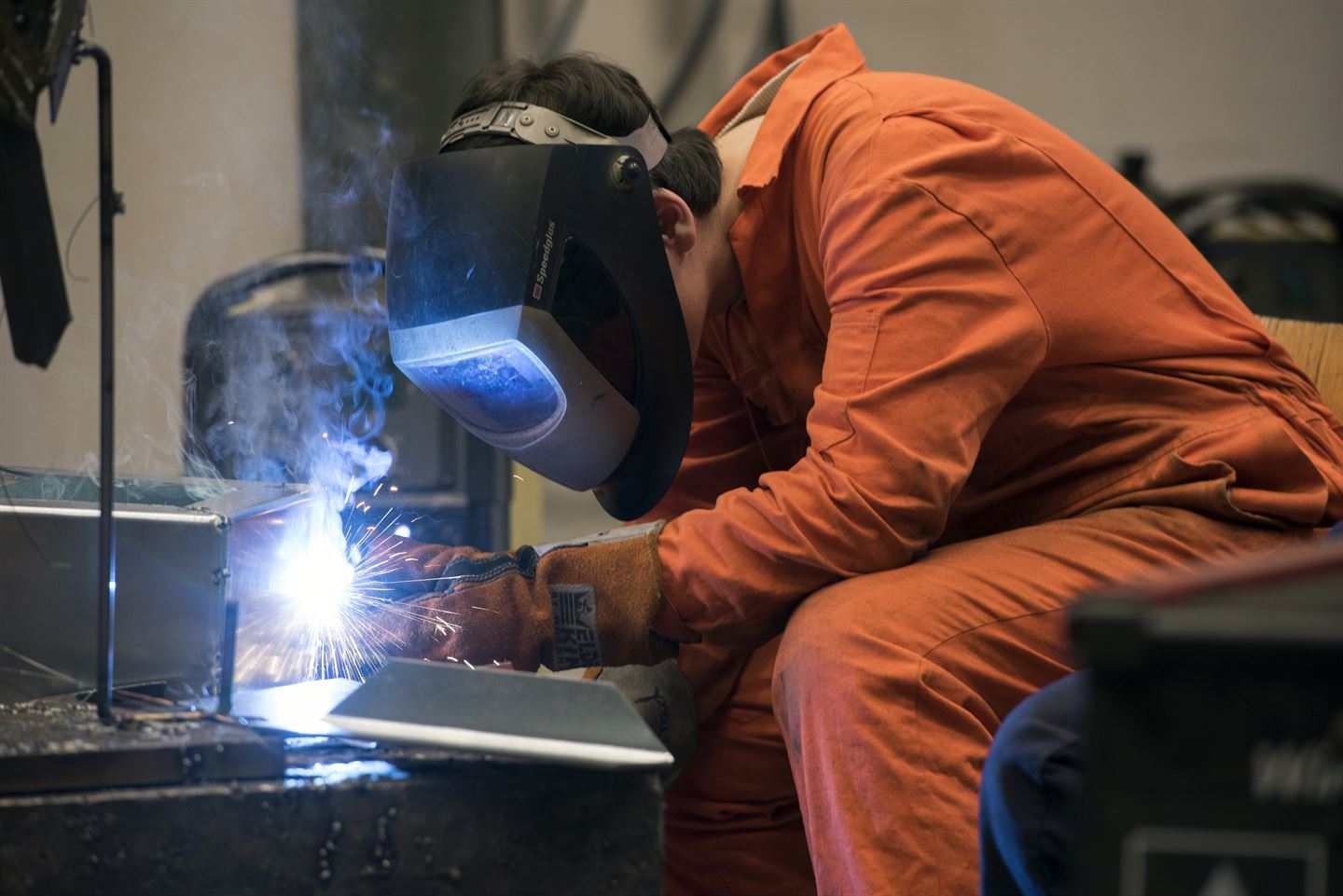 Elev/lærling som sveiser 