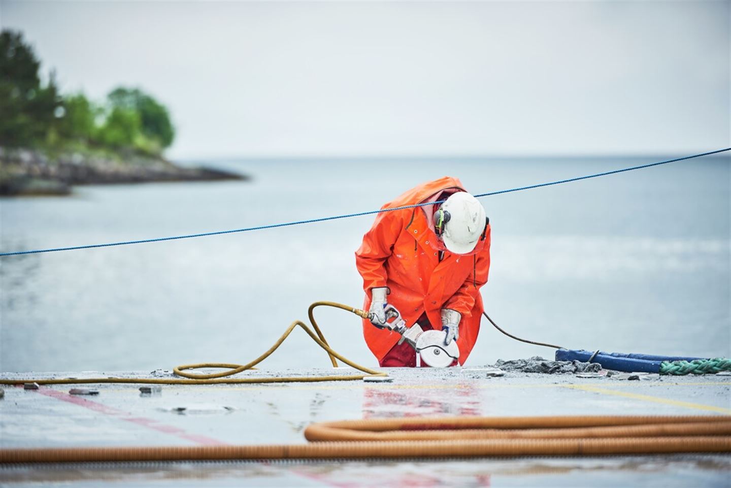 mann i oransje drakt jobbar ved Fjellstrand verft