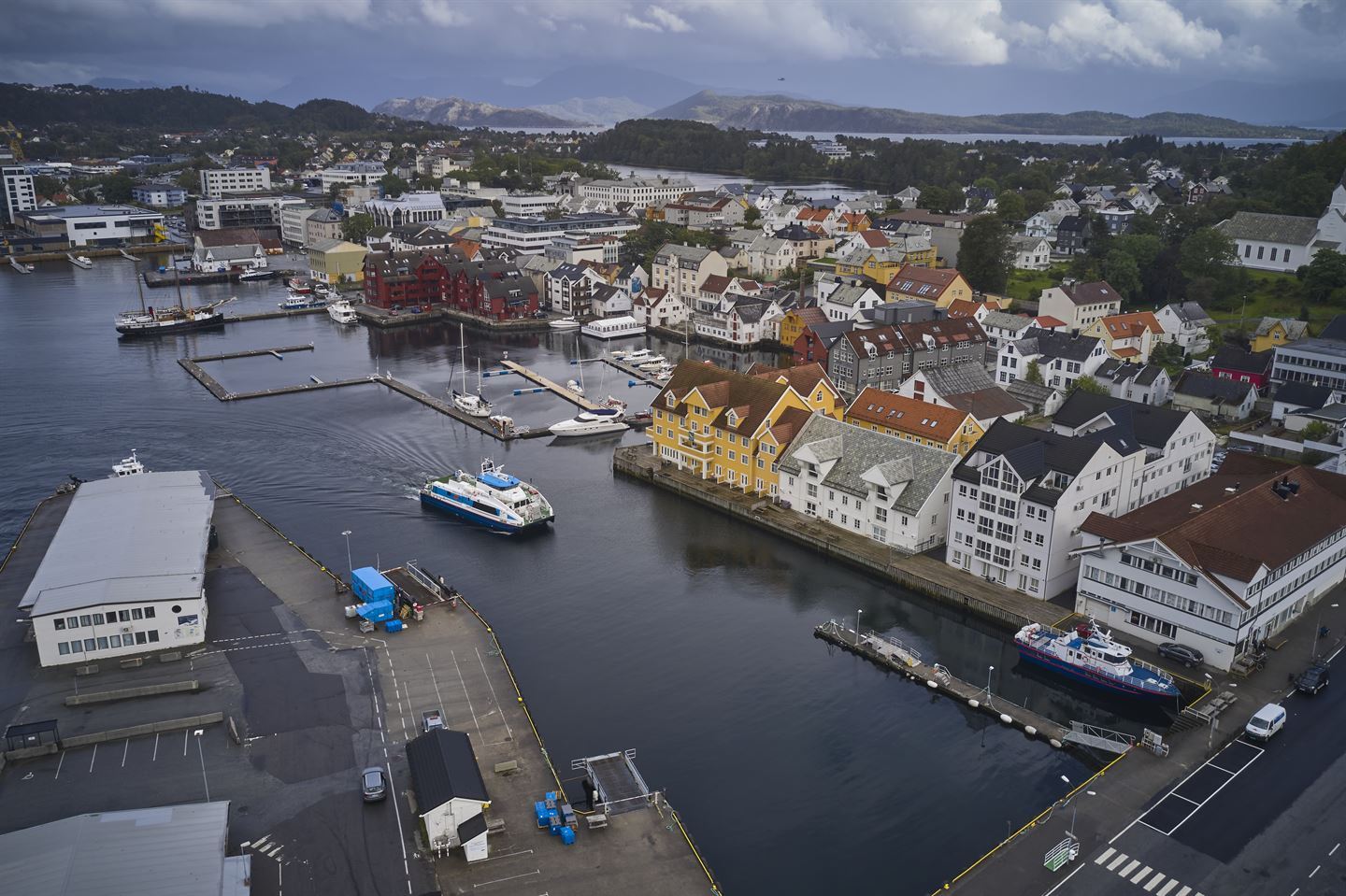 dronefoto av hurtigbåt som legg til  kai i Florø.