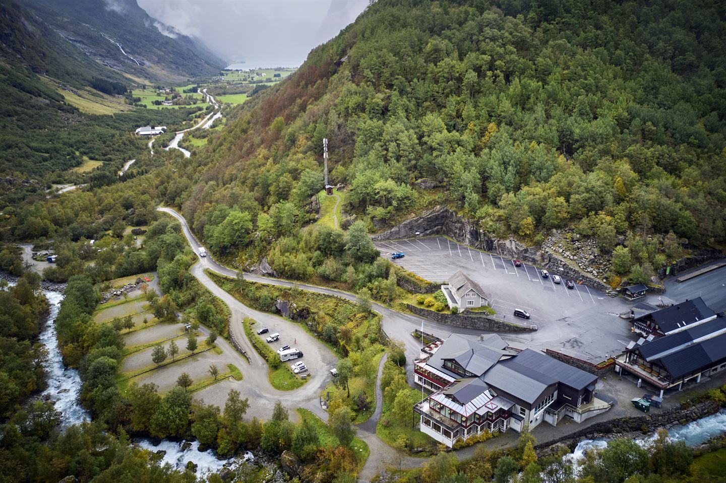 foto frå Briksdalen, utsikt nedover dalen