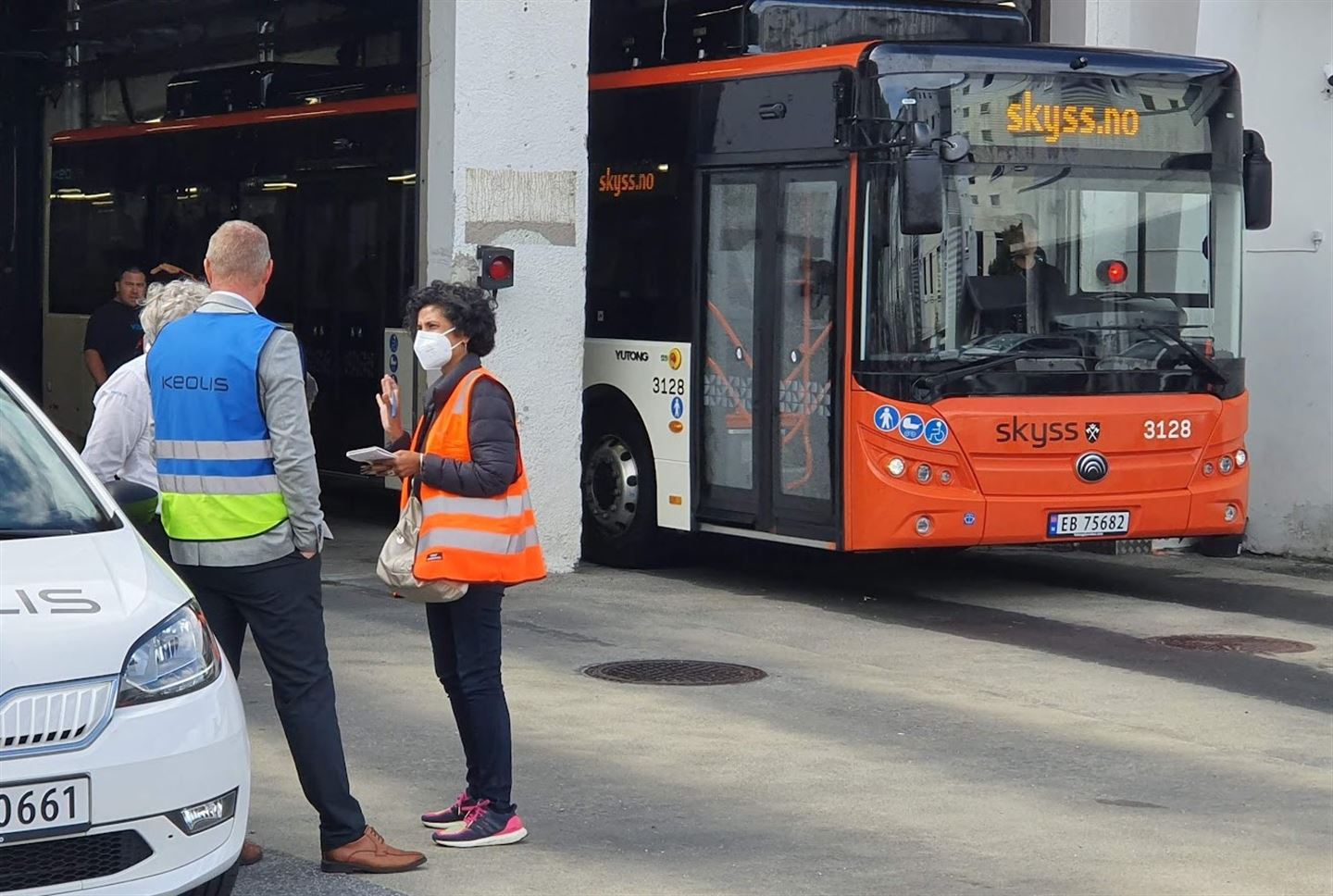 foto av journalist frå The New York Times som intervjuar nokon framfor Skyss-buss